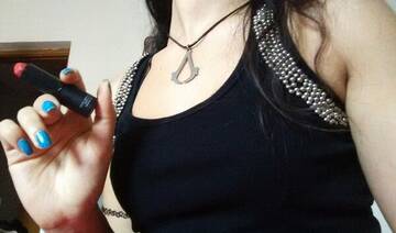 Cigarette? No, lip stick!