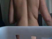 vieni a spiarmi sotto la doccia